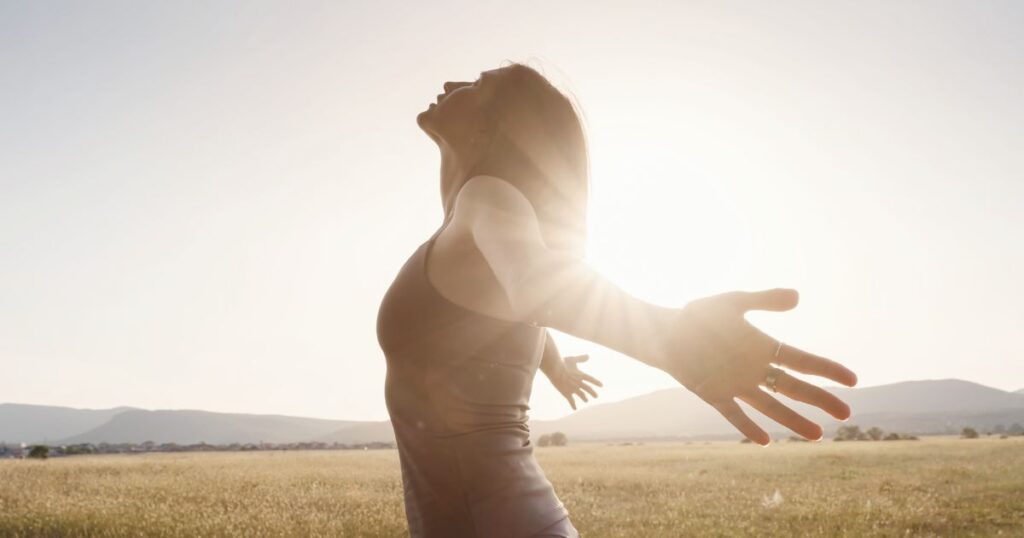 Mein wahres Ich: So findest du zurück zu dir 6 Frau streckt die Arme nach hinten und ist glücklich