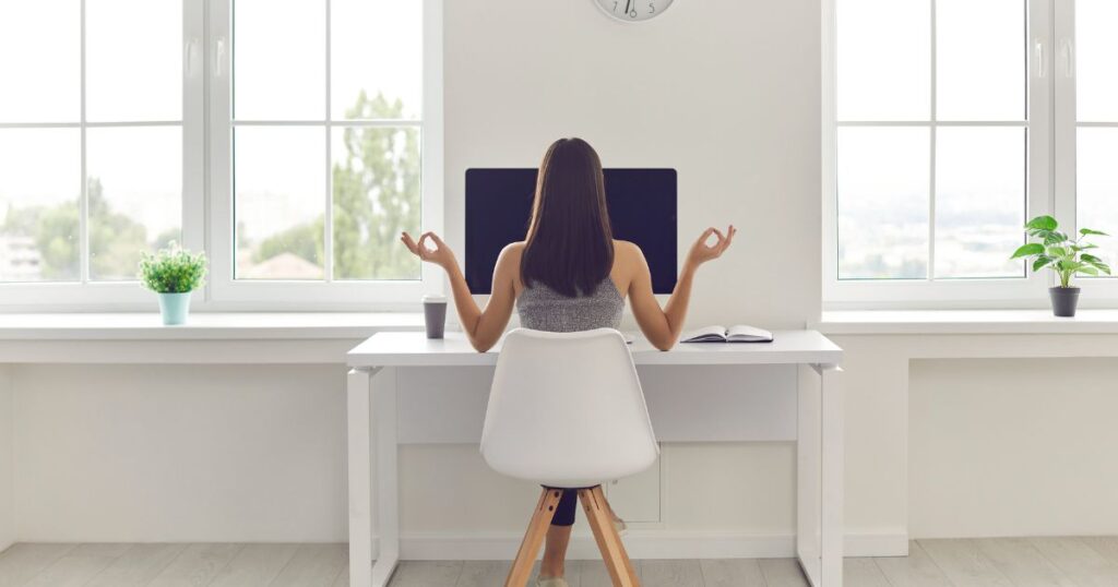 Mein wahres Ich: So findest du zurück zu dir 2 Eine Frau sitzt am Laptop und meditiert