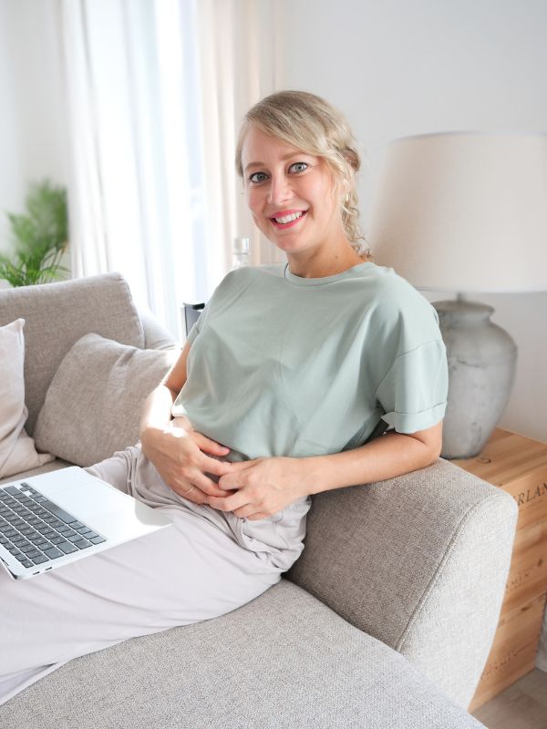 Mein wahres Ich: So findest du zurück zu dir 14 Die Verfasserin des Artikels sitzt auf einem Sofa und lächelt