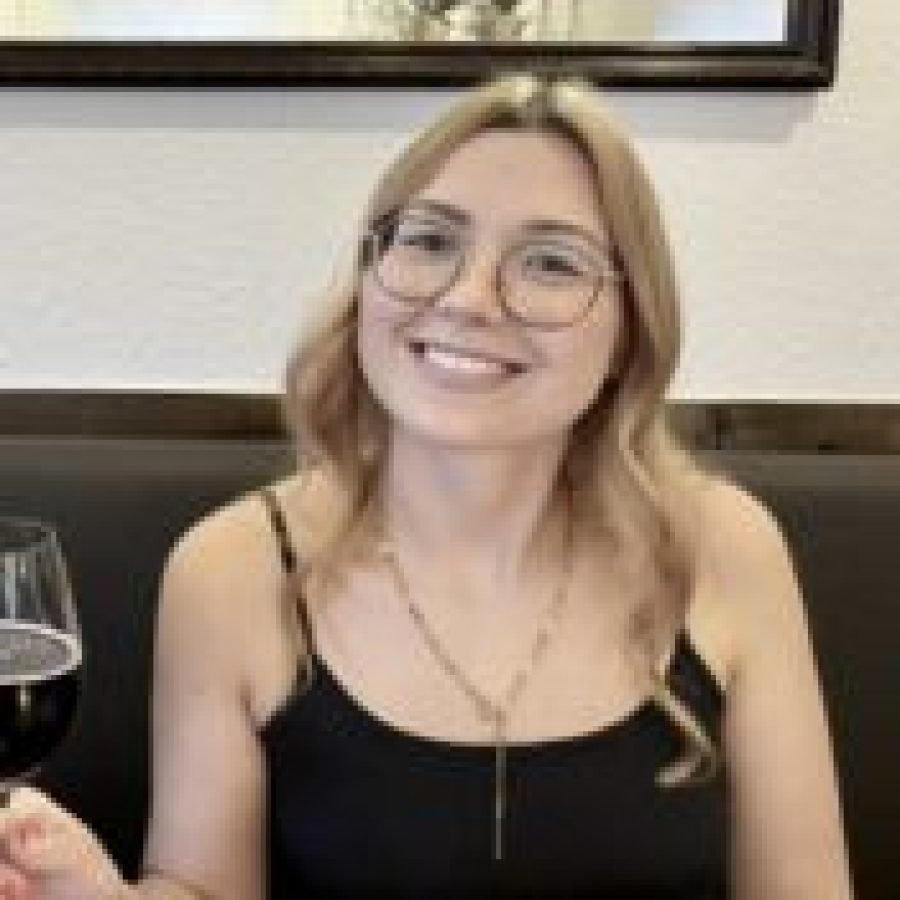 Eine Kundin hält ein Glas Wein und teilt ihre Erfahrungen mit einem Coach für Frauen