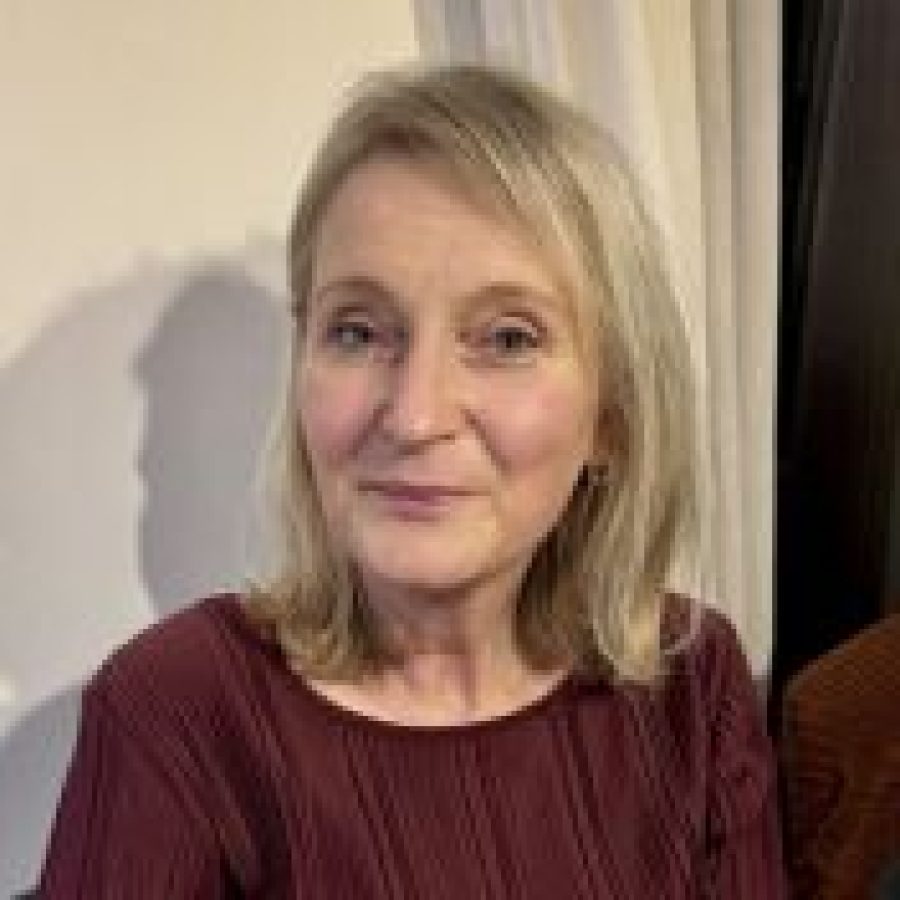 Portraitaufnahme einer Kundin, die das Coachingprogramm eines Coachs für Frauen durchlaufen hat